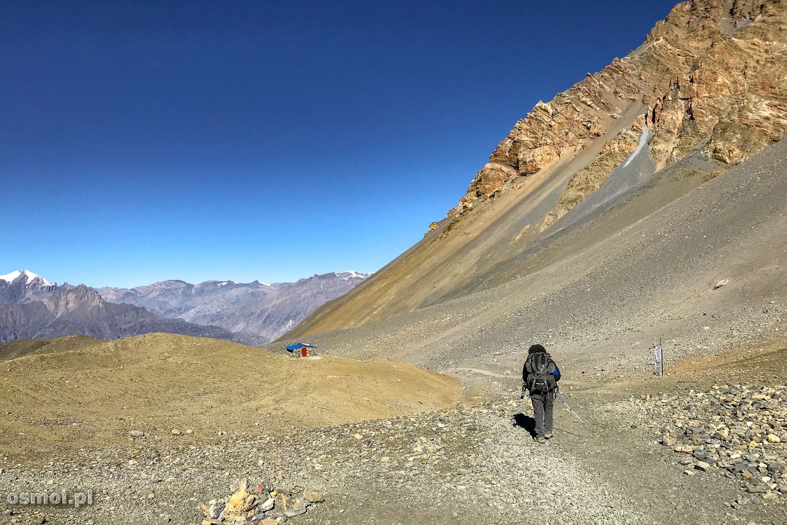 Na szlaku w Himalajach. W dół z przełęczy Thorong La. Cały dzień marszu w księżycowym krajobrazie.