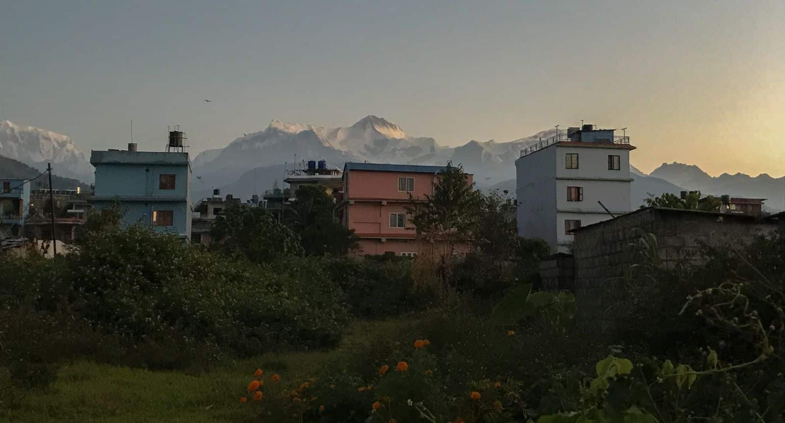 Panorama Himalajów o świcie, kiedy szedłem na dworzec, by wsiąść w autobus do Beshisahar.