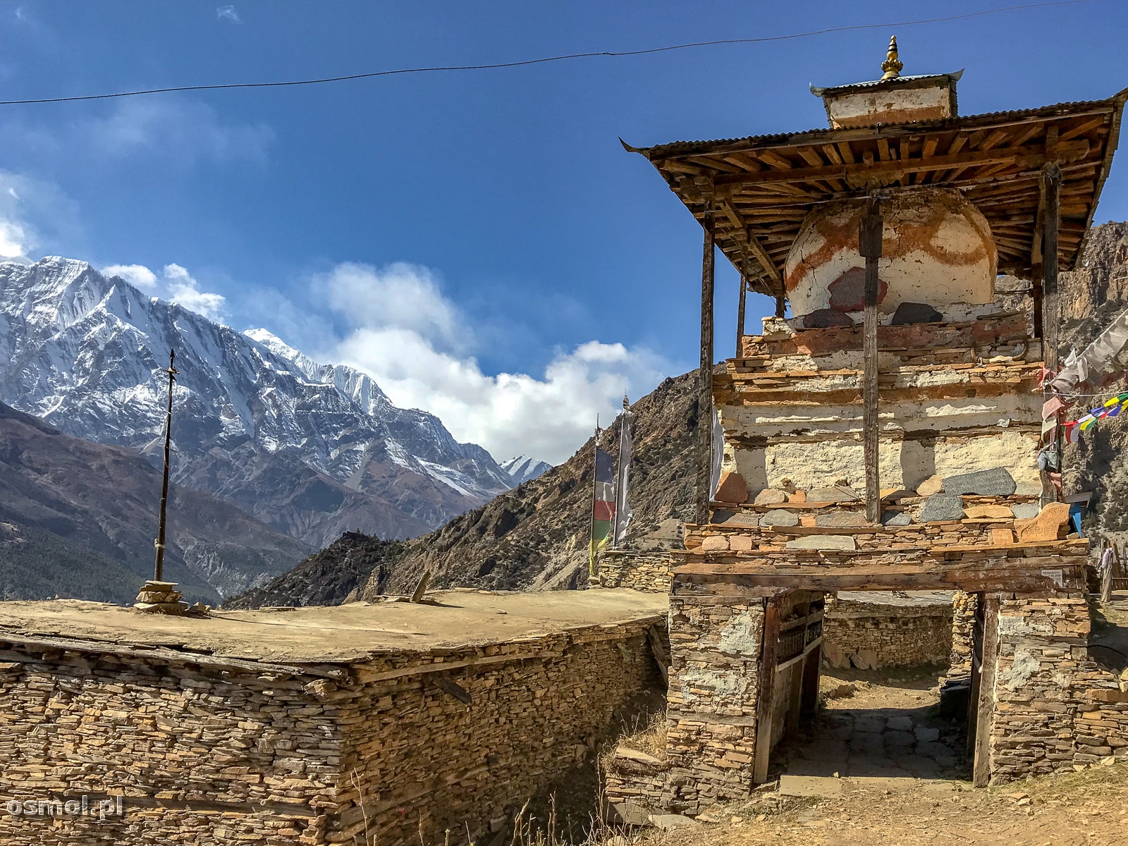Świątynia na szlaku w Himalajach. Wioska Ghyaru.
