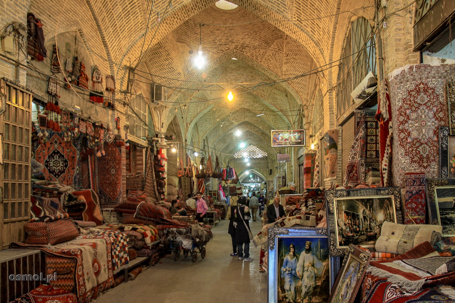 Bazar w Shiraz. Alejka z dywanami