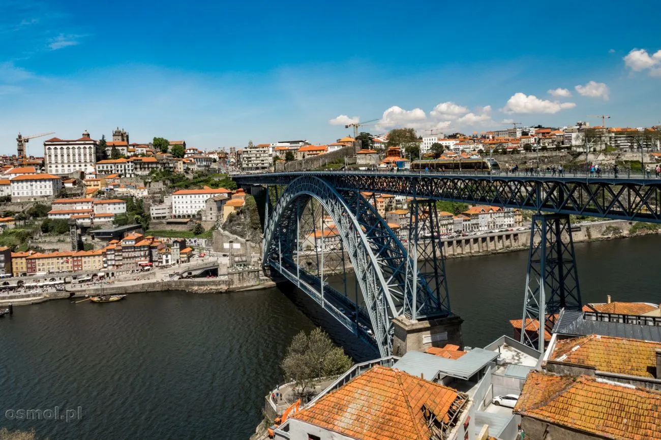 Most Ponte Louis I w Porto to chyba najsłynniejszy symbol miasta. Oczywiście oprócz porto jako wina, ale można je pić w knajpkach blisko mostu.
