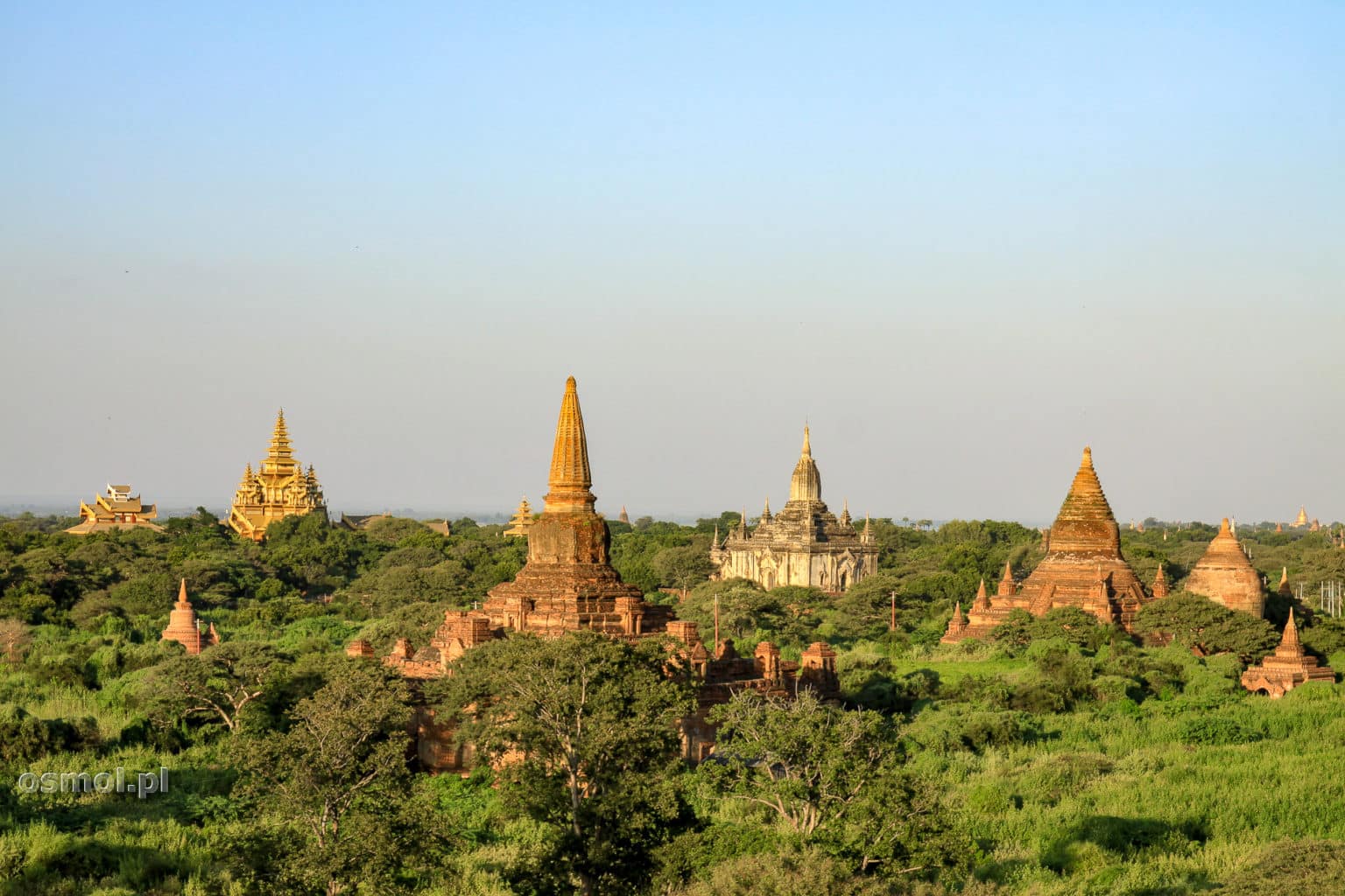 Bagan o świcie , kiedy słońce jeszcze nie pali a pagody dostojnie prezentują się w miękkim porannym świetle.