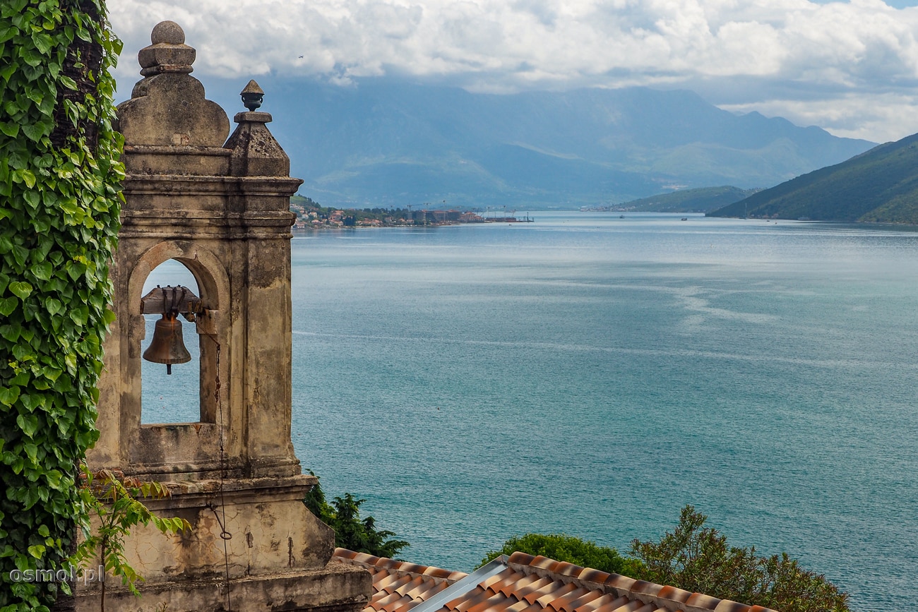 Dzwonnica kościoła i widok na Zatokę Kotorską z Herceg Novi