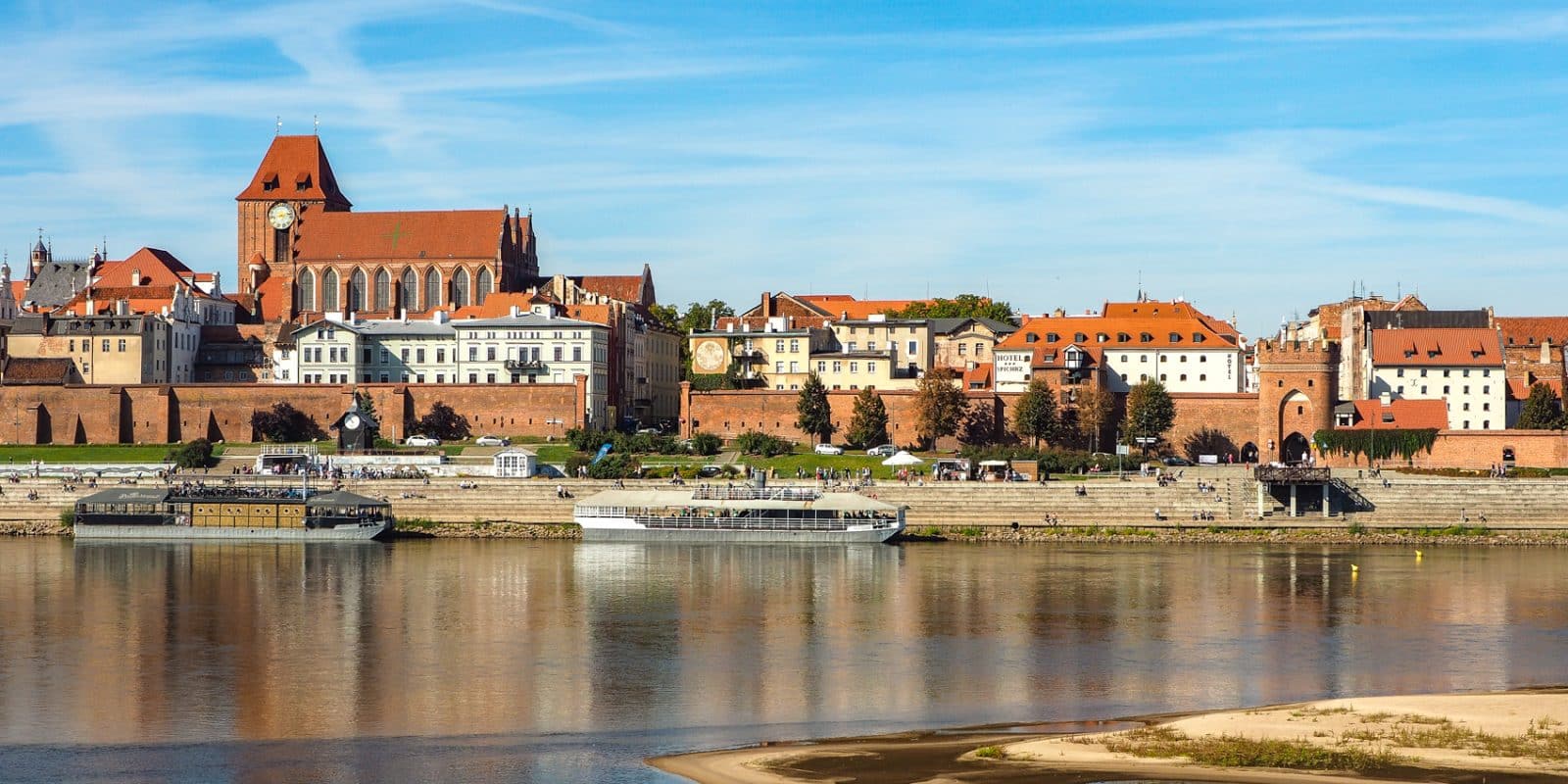 Toruń - panorama miasta widziana z drugiego brzegu Wisły. Kiedyś w tym miejscu stał drewniany most, dziś jest tu pomost, z którego roztacza się najpiękniejszy widok na Toruń i starówkę.
