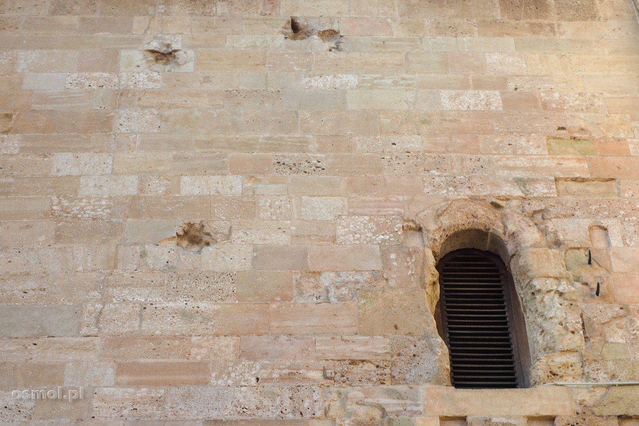 Ślady po kulach na murach katedry św. Michała