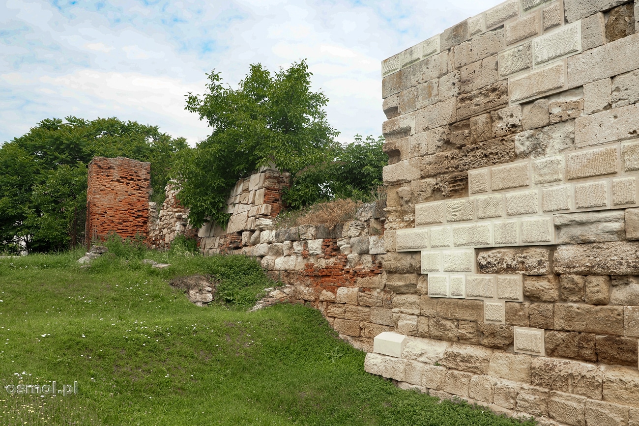 Stare rzymskie mury oraz te współcześnie odbudowane kawałki, pokazujące jak wyglądały dawniej umocnienia Alba Iulia