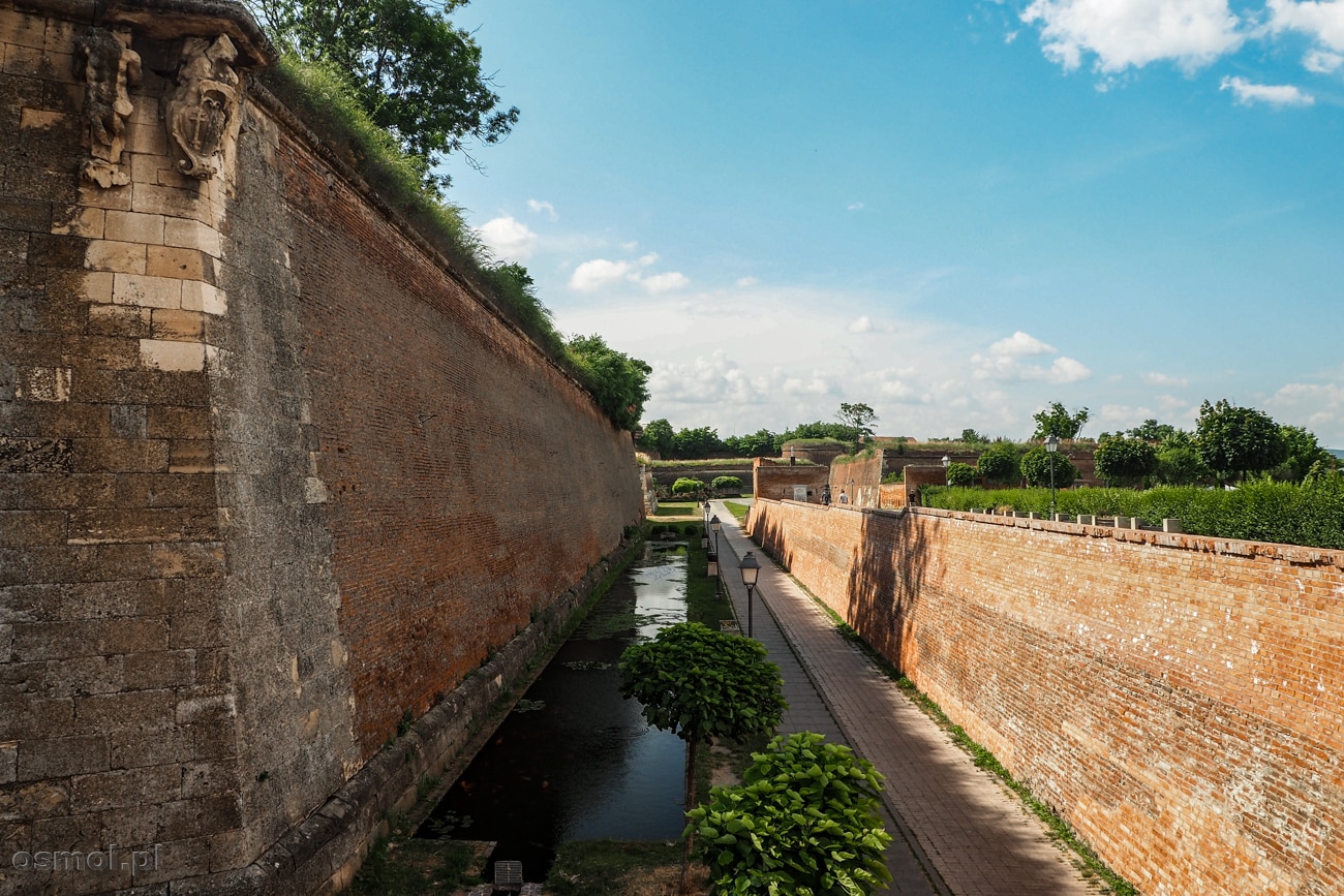 Mury obronne i fragmenty fosy okalającej cytadelę Alba Iulia.