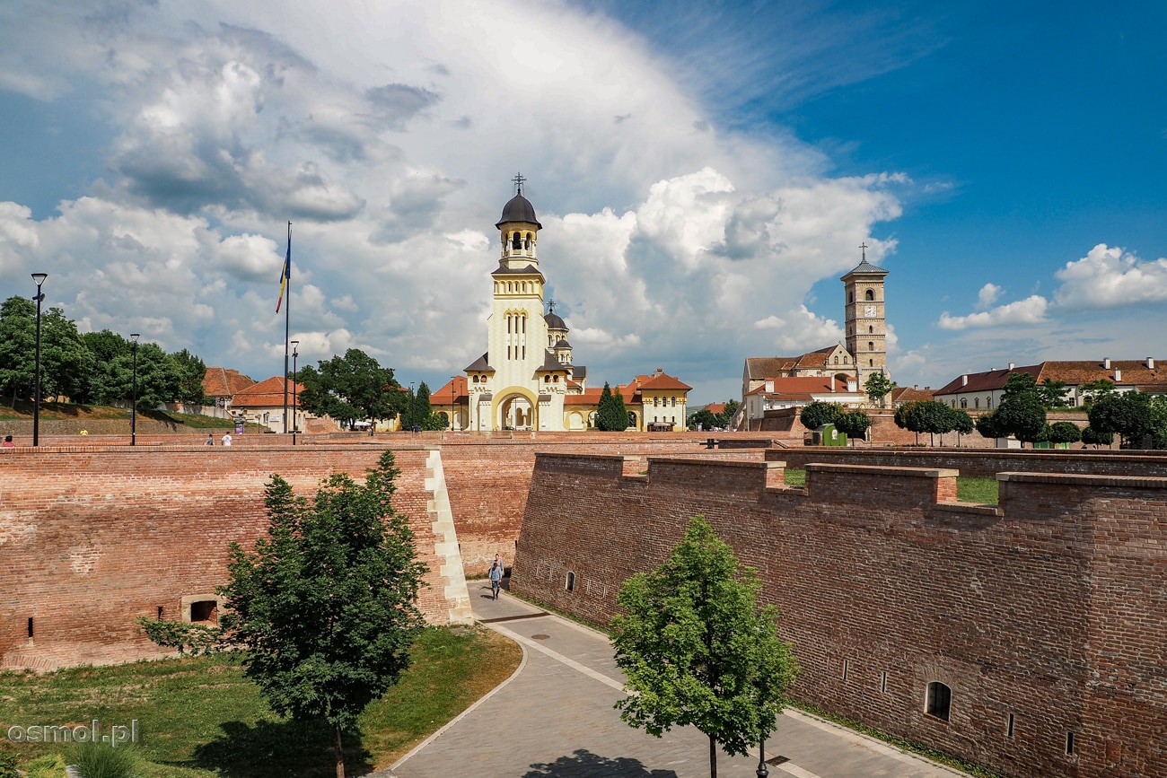 Alba Iulia - panorama miasta. Na pierwszym planie ceglane mury cytadeli, najpotężniejszej fortecy nie tylko w Rumunii, ale w tym regionie Europy.