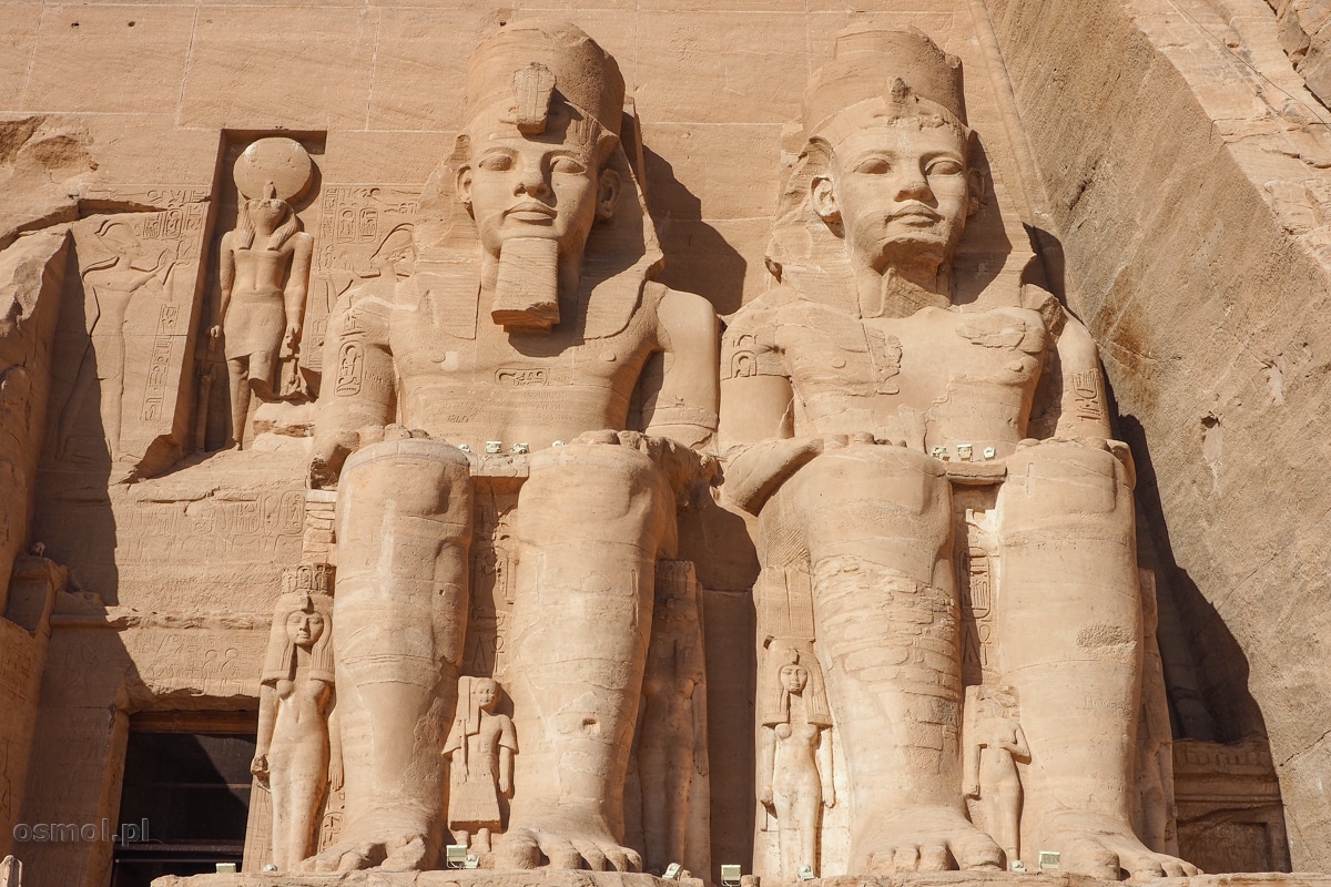 Dwa z czterech posągów Ramzesa II w Abu Simbel