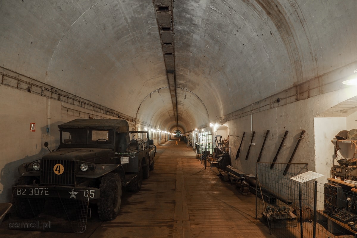 Widok na wnętrze bunkra w Konewce. Jak widać 380 metrów pomieszczenia wydaje się nie mieć końca