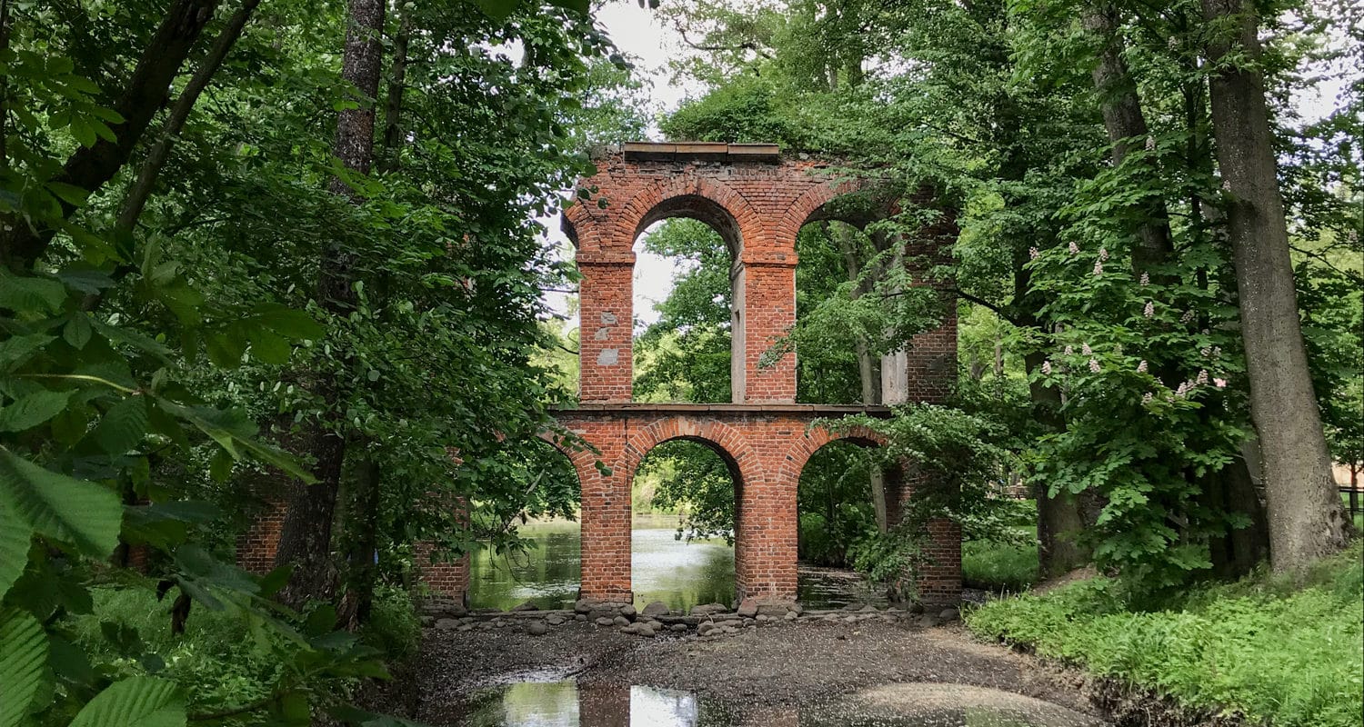 Akwedukt zbudowany w Parku Arkadia blisko Nieborowa udawał antyczne ruiny. Zniszczony na przestrzeni wieków, niedawno odbudowany znów cieszy oko turystów w parku