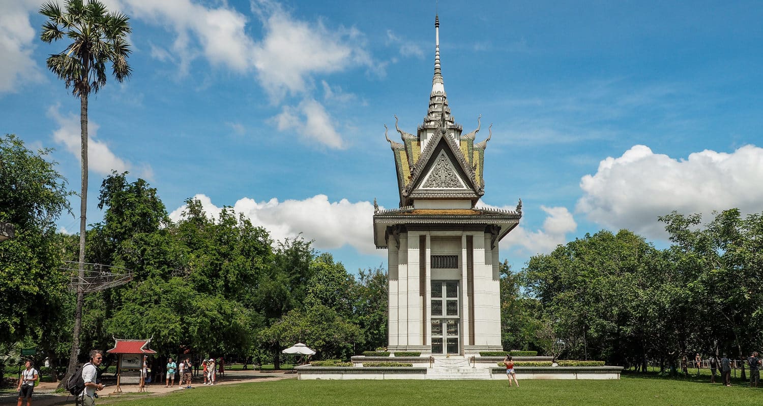 Pagoda czaszek - symbol Pól Śmierci w Phnom Penh zawiera kości