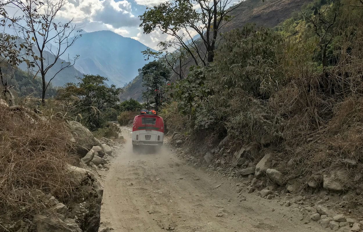 Trasa Jomson - Pokhara to 160 kilometrów, ale autobus pokonuje ją nawet w 12 godzin. Trasa wiedzie po dnach potoków i nad przepaściami