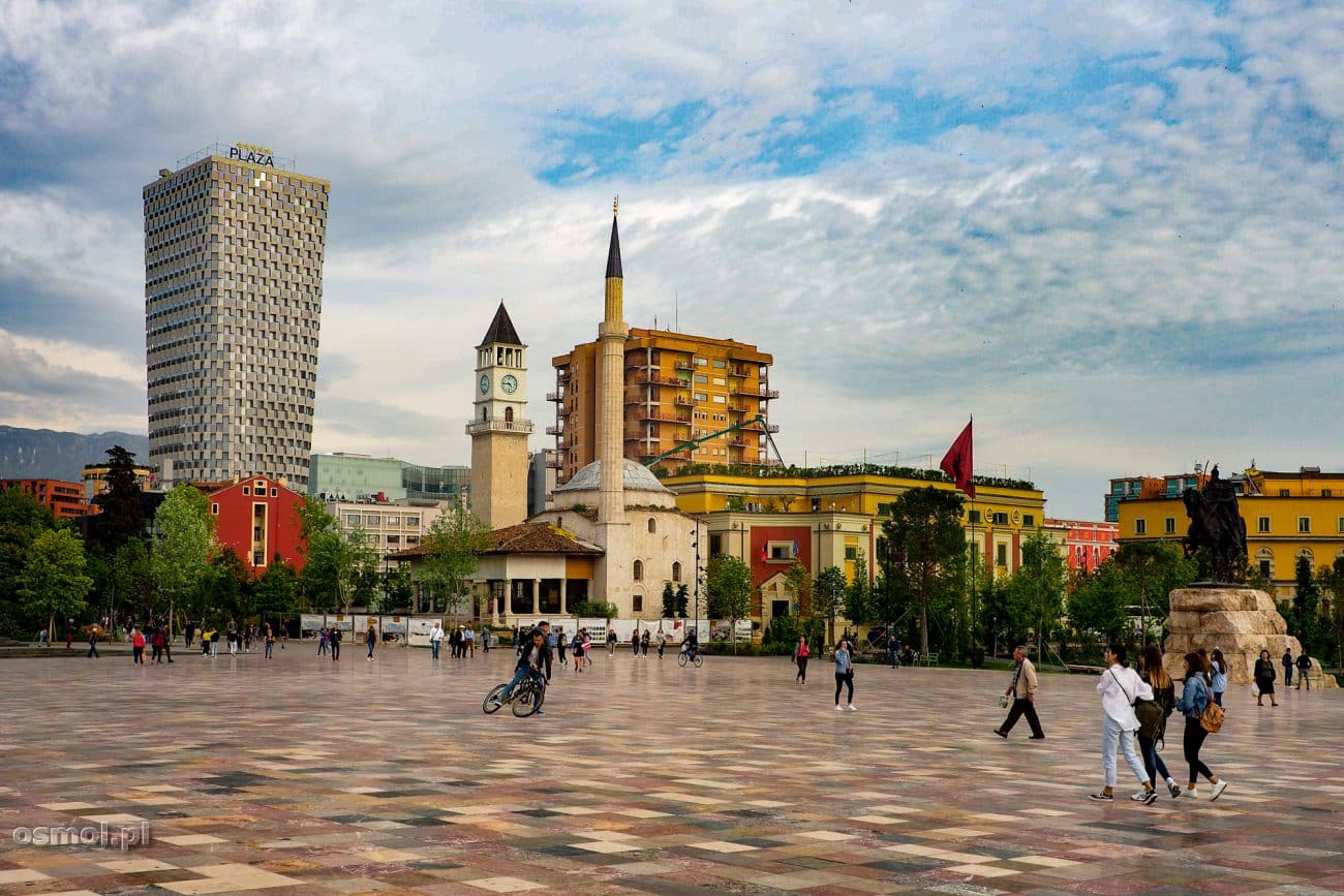 Plac Skanderbega w Tiranie przeszedł sporą zmianę, wyrzucono z niego ruch samochodowy i został w całości oddany pieszym.