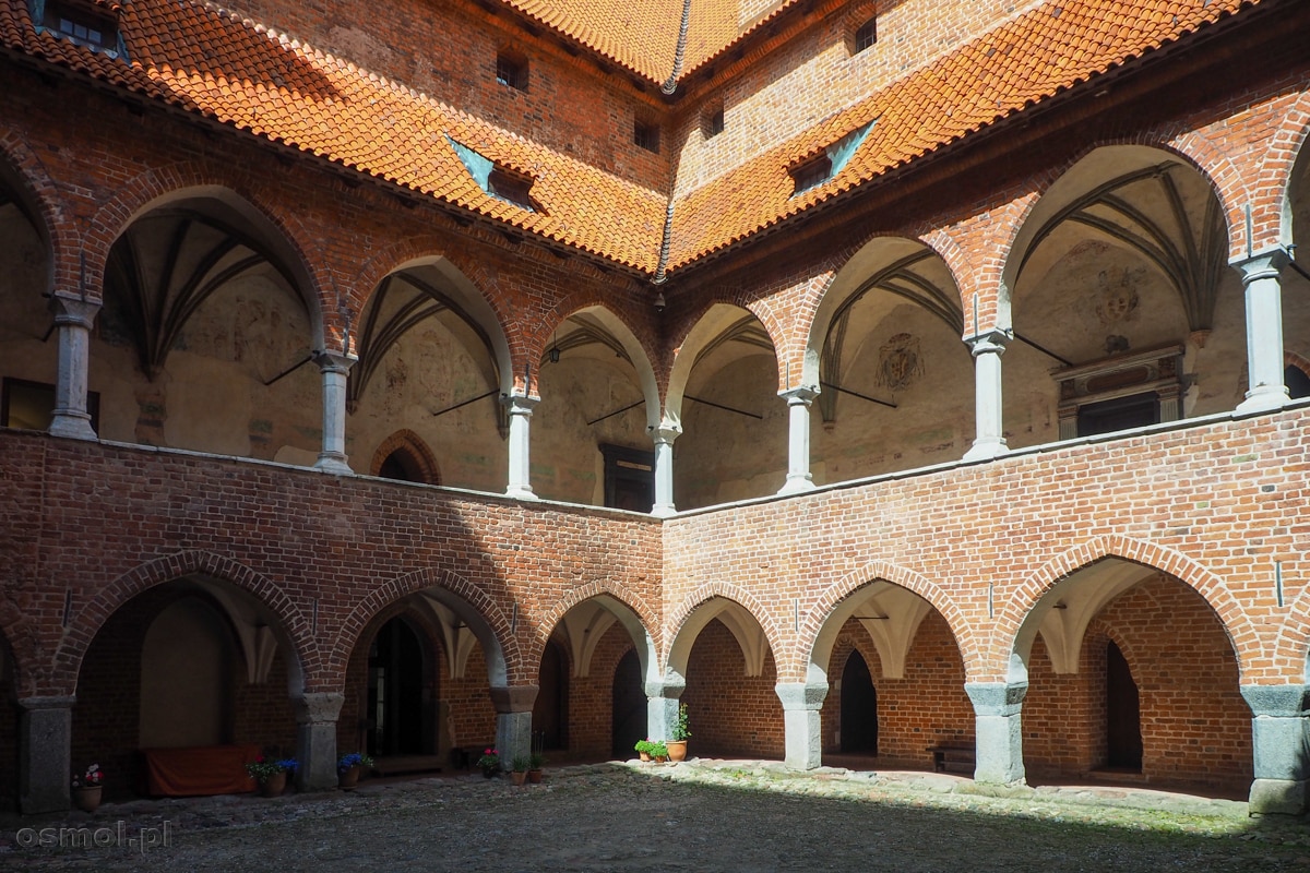 Ozdobne krużganki zamku biskupów warmińskich przypominają te z krakowskiego Wawelu