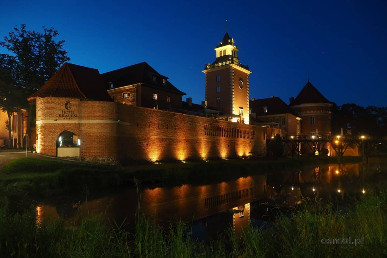 Zamek biskupów warmińskich nocą. Na zdjęciu część, w której mieści się hotel Krasicki