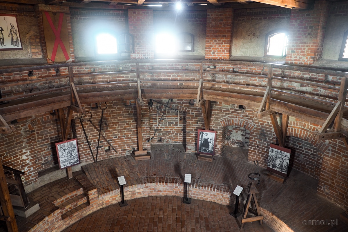 Wystawa narzędzi tortur w baszcie reszelskiego zamku