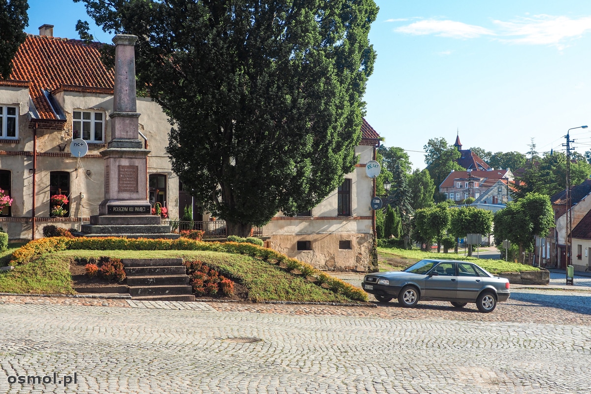 Poległym ku pamięci - stary niemiecki pomnik na pl. Paderewskiego w Reszlu