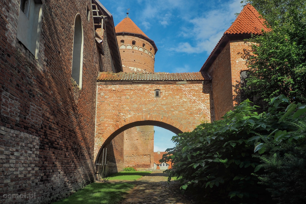 Baszta i łuk łączący basztę i mur w reszelskim zamku