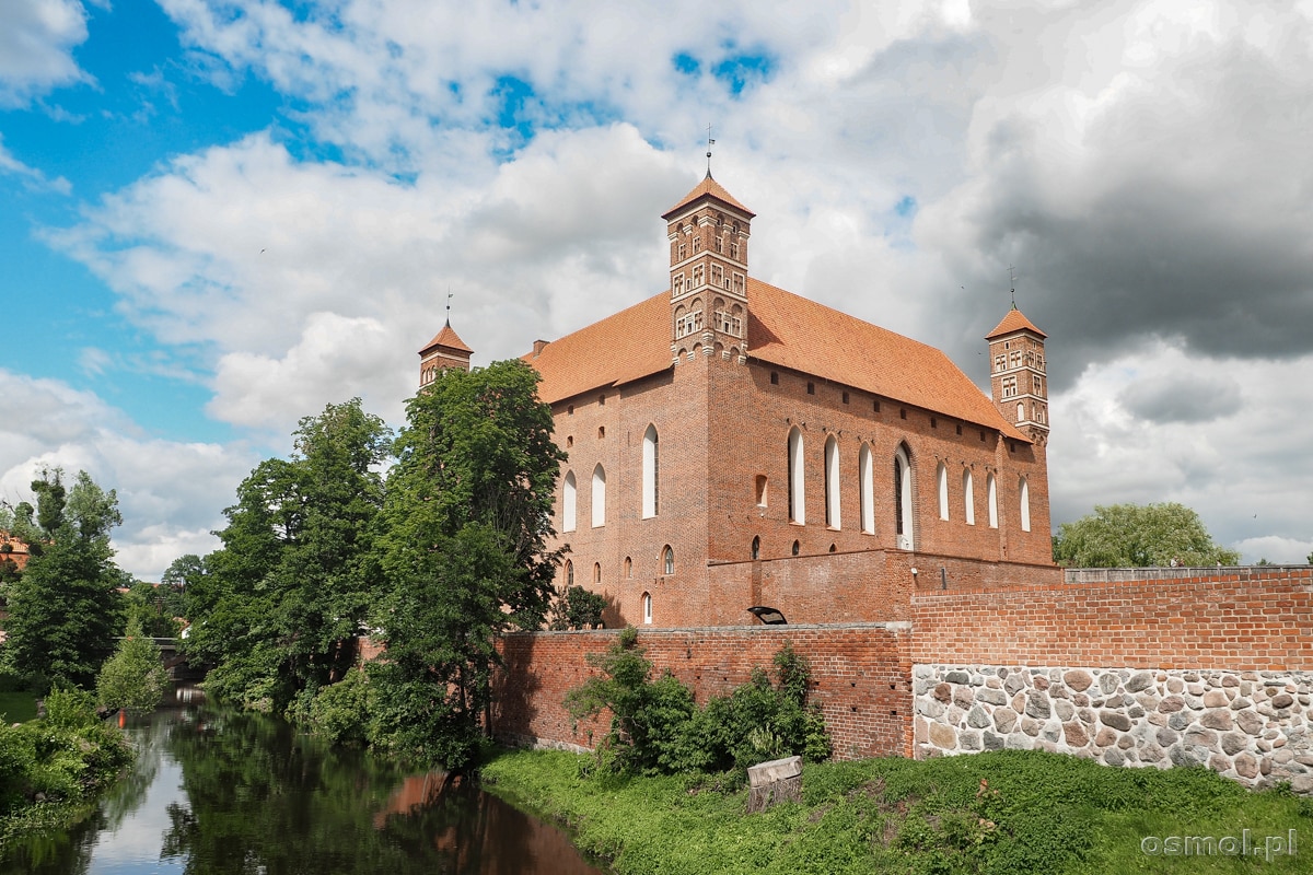 Zamek biskupów warmińskich w Lidzbarku Warmińskim. Główny budynek jest kwadratem 84,5 na 84,5 metra.