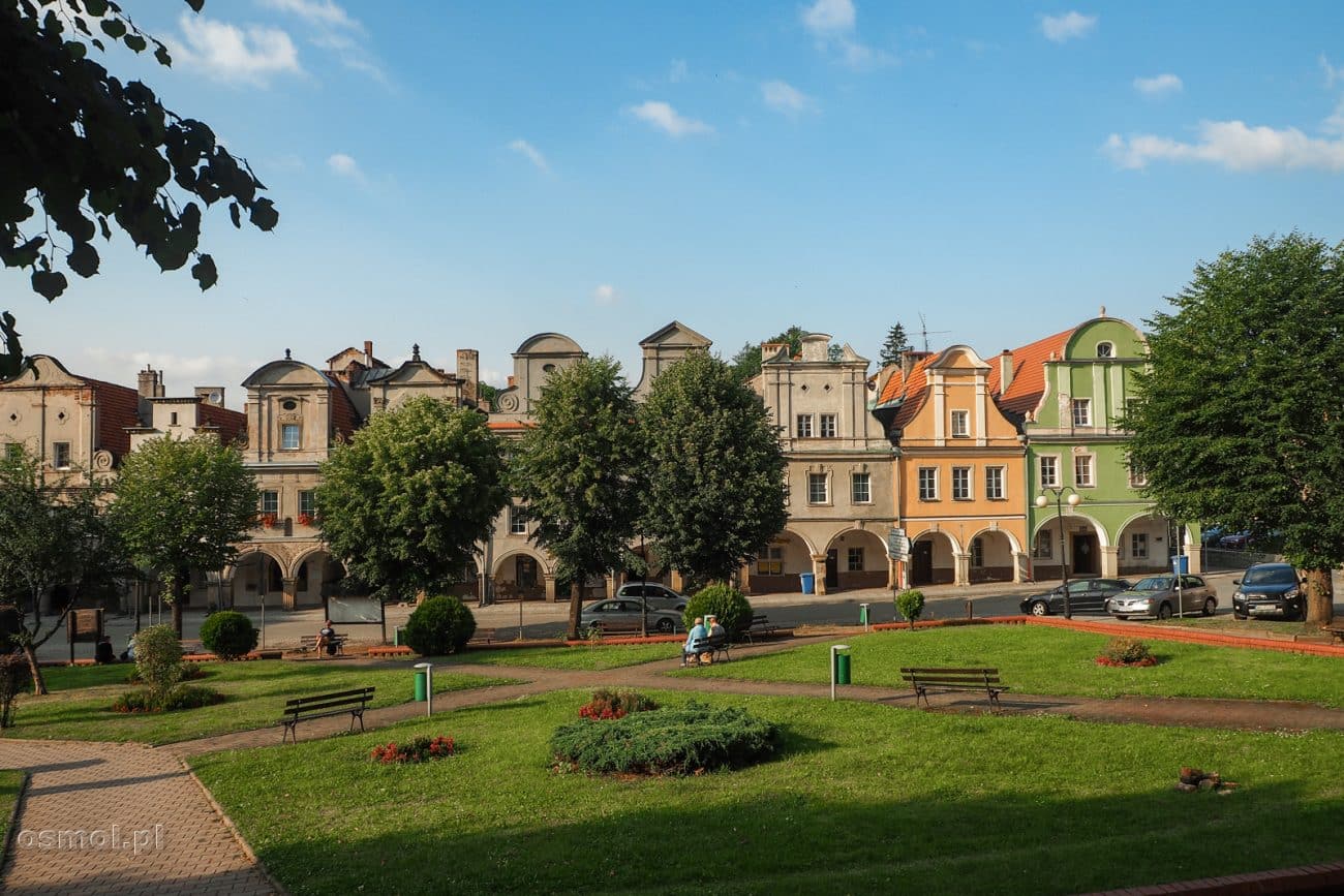 Chełmsko Śląskie - Rynek wiejski i zabytkowe kamieniczki oka