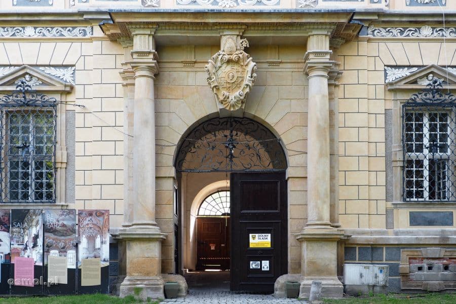 Główne wejście prowadzące dziś do klasztoru w Lubiążu.