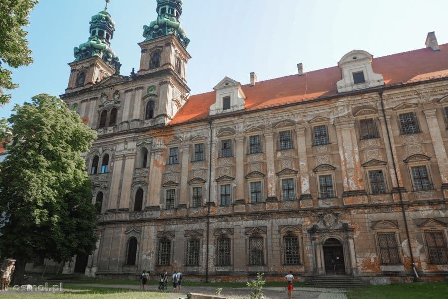Widok na fasadę i wieże klasztoru Cystersów w Lubiążu.