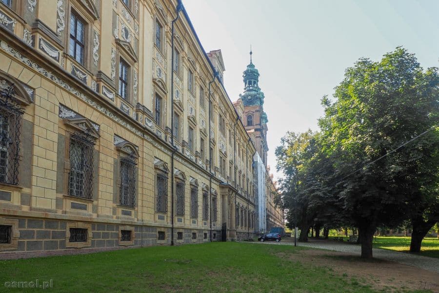 223 metrowa fasada klasztoru Cystersów w Lubiążu