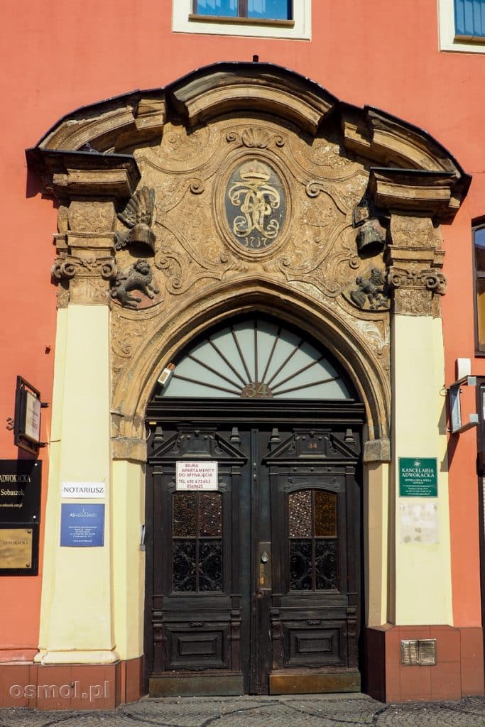 Kamienica Rynek 34 na Rynku w Świdnicy. Z pięknej kamienicy do dziś pozostała część zdobień portalu