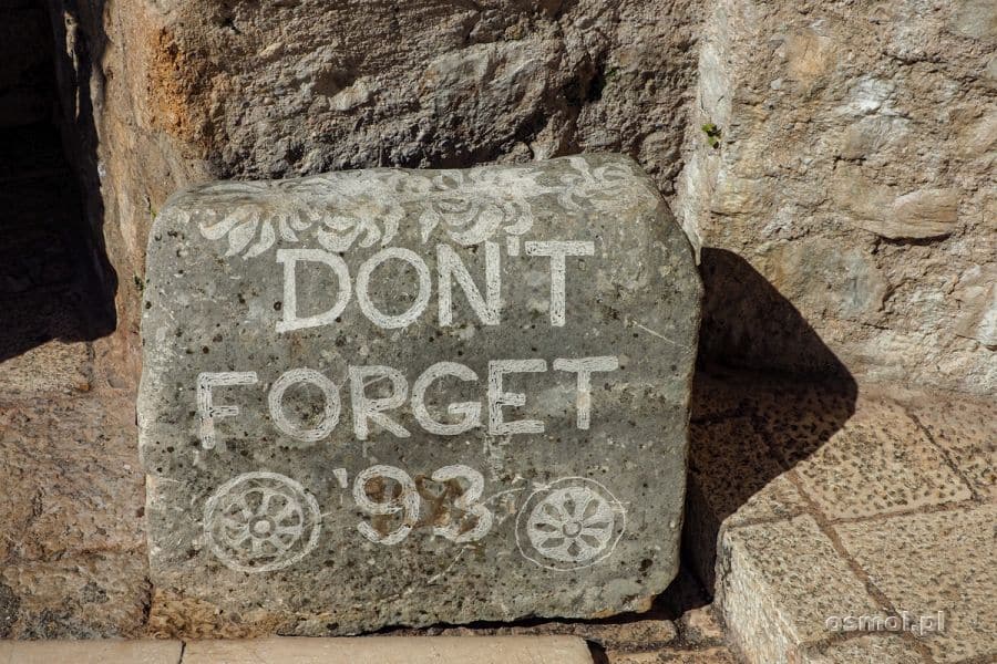 Nie zapominaj roku 93 - pamiątkowy kamień w Mostarze koło wejścia na Stary Most. 1993 wtedy kilkusetletnia konstrukcja runęła do wody.
