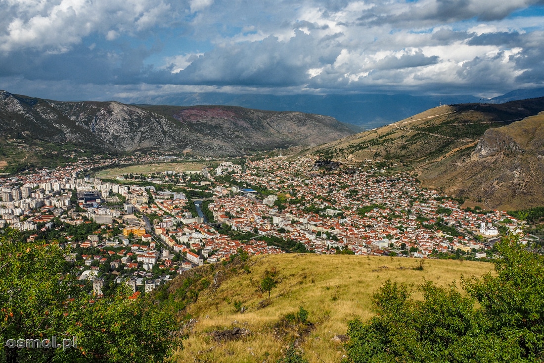 Widok na Mostar z góry z krzyżem
