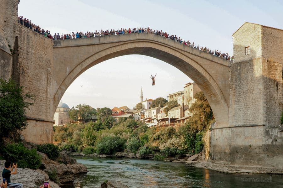 Skoki do wody są w Mostarze tradycją. Chociaż dziś to także