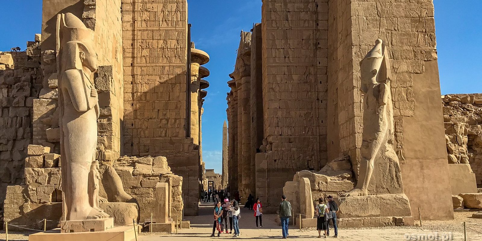 Luxor i jeden jego najpiękniejszych zabytków - świątynie Karnaku
