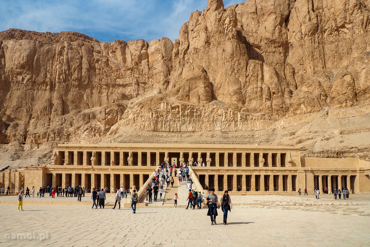 Przed Świątynią Hatszepsut w Luksorze
