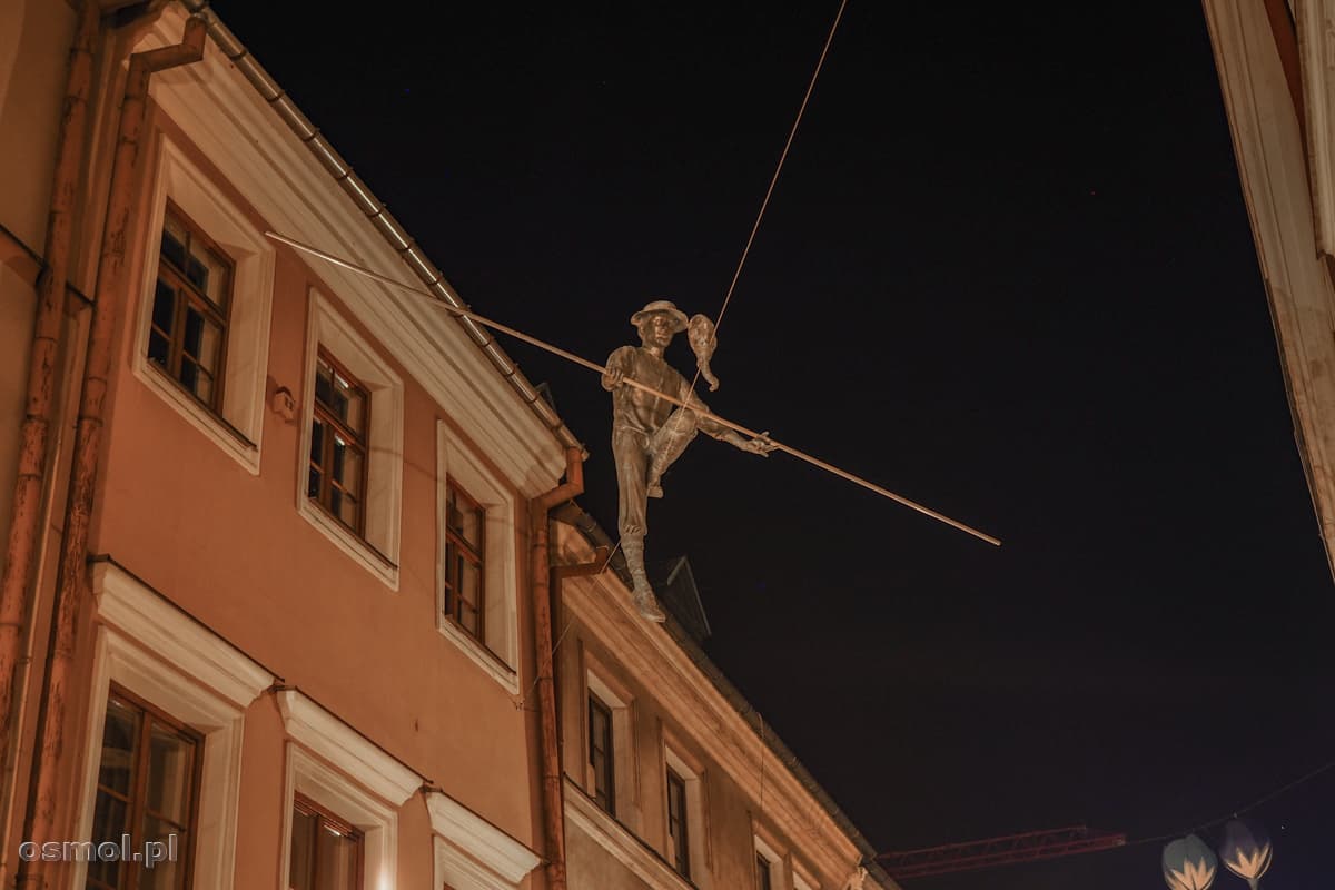 Sztukmistrz z Lublina. DZień i noc instalacja balansuje na linie nad głowami przechodniów
