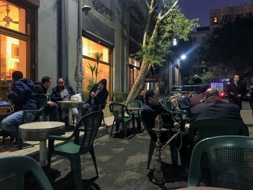 Kawiarnia i herbaciarnia na ulicach Kairu. Tu przy herbacie a także kawie i fajce wodnej można prowadzić długie dysputy.