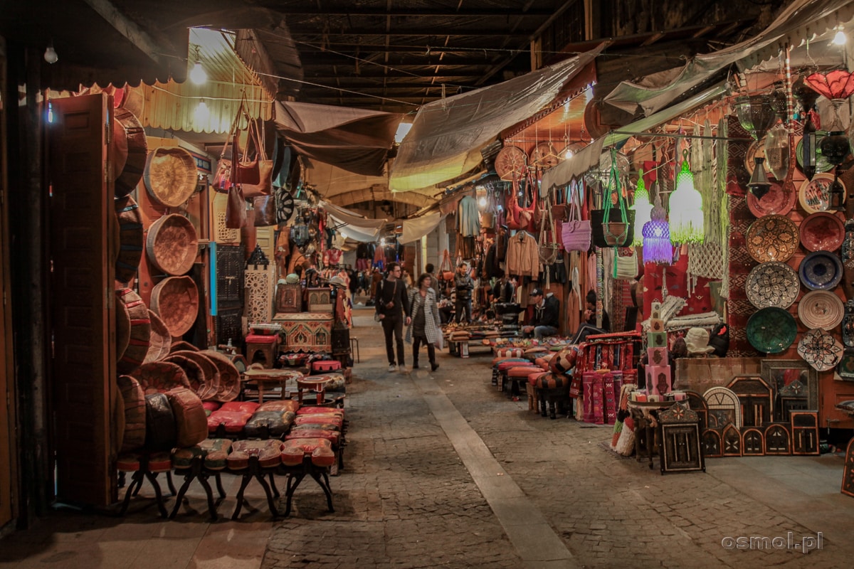Jedna ze spokojniejszych uliczek tradycyjnego targowiska, które wieczorami opanowuje prawie całą starą część Rabatu.