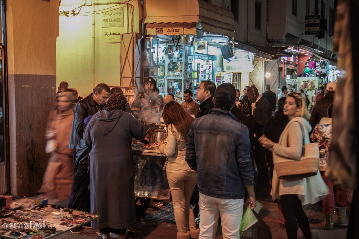 Rabat. Tu jedzenie możemy dostać na ulicy, smaczne, oblegane przez setki ludzi. A jeśłi jedzą to lokalni, to znak, że musi być dobre. Na tym zdjęciu jedzący poświęcają cała swoją uwagę konsumpcji ślimaków.