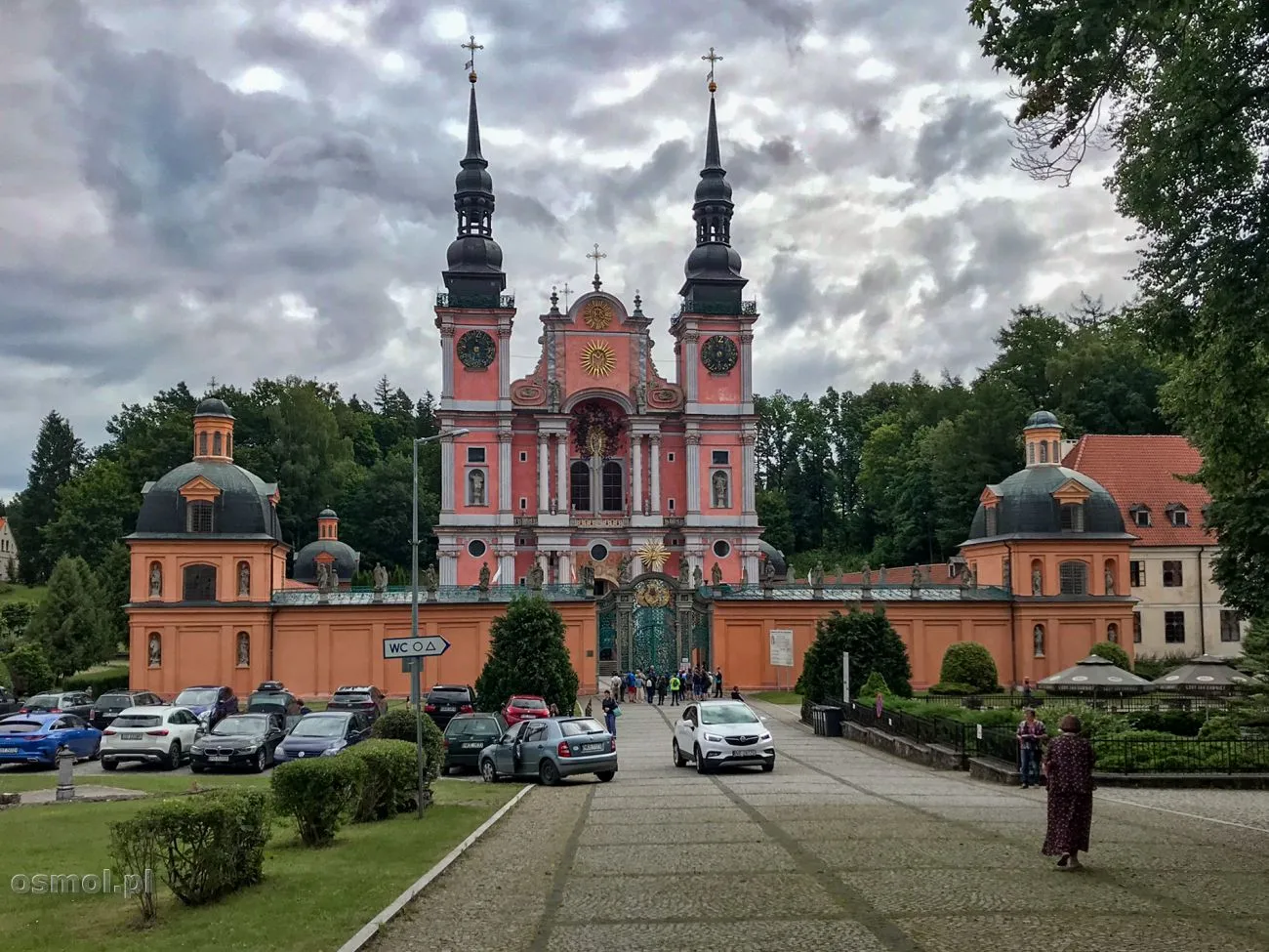 Święta Lipka. Sanktuarium cudów i pięknych organów Święta Lipka widziana z drogi dojazdowej
