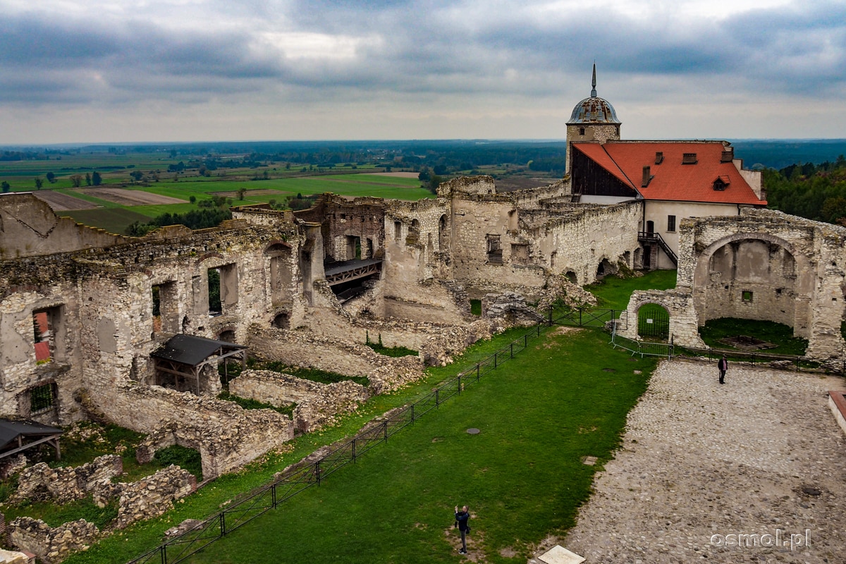 Ruiny zamku w Janowcu widziane z krużganków zamkowych