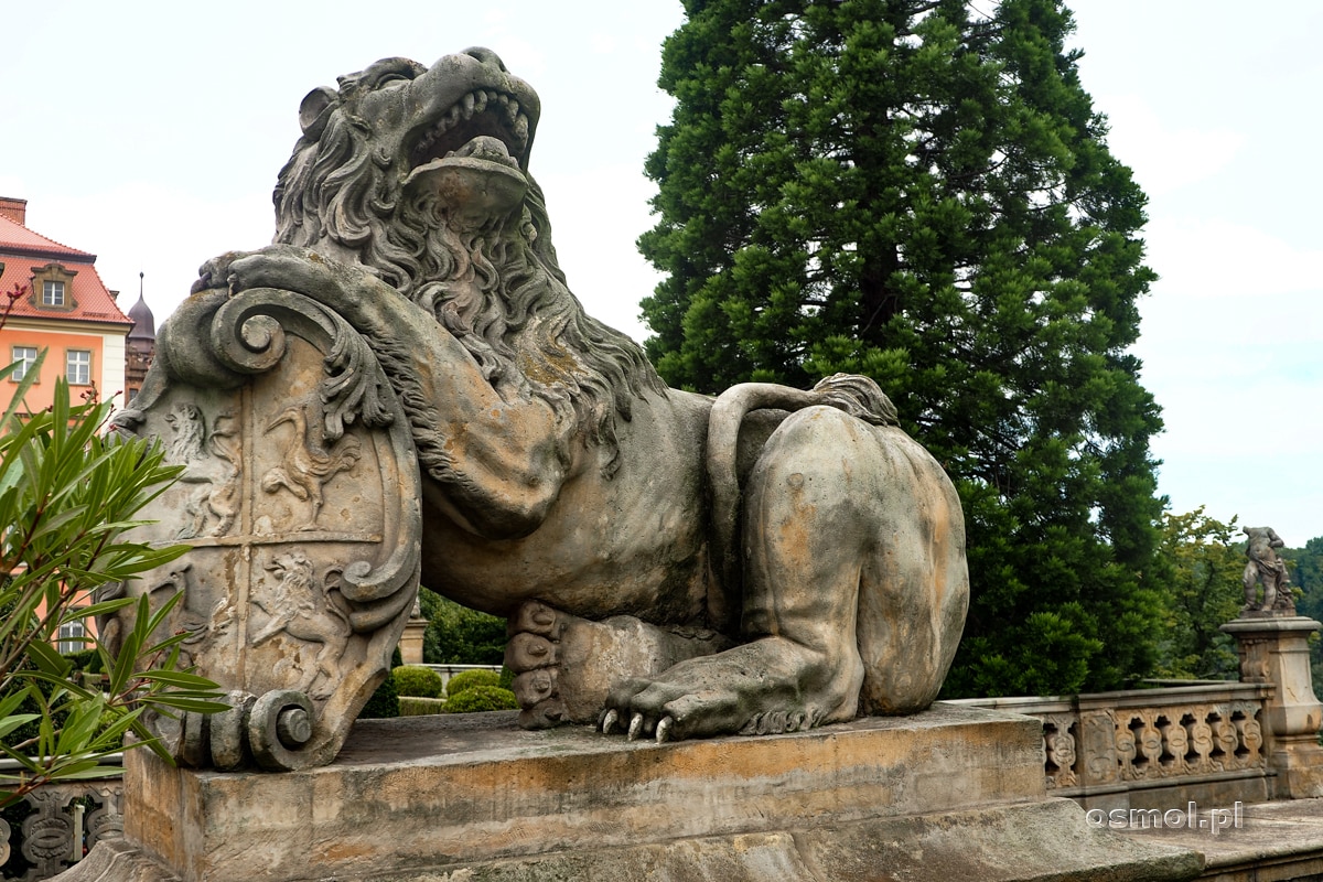 Lew strzegący wejścia do zamku Książ