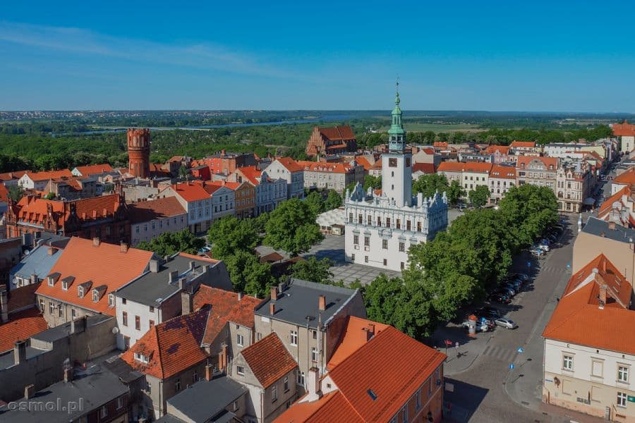 Widok na Rynek w Chełmnie. W centralnym punkcie znajduje się rzecz jasna ratusz.