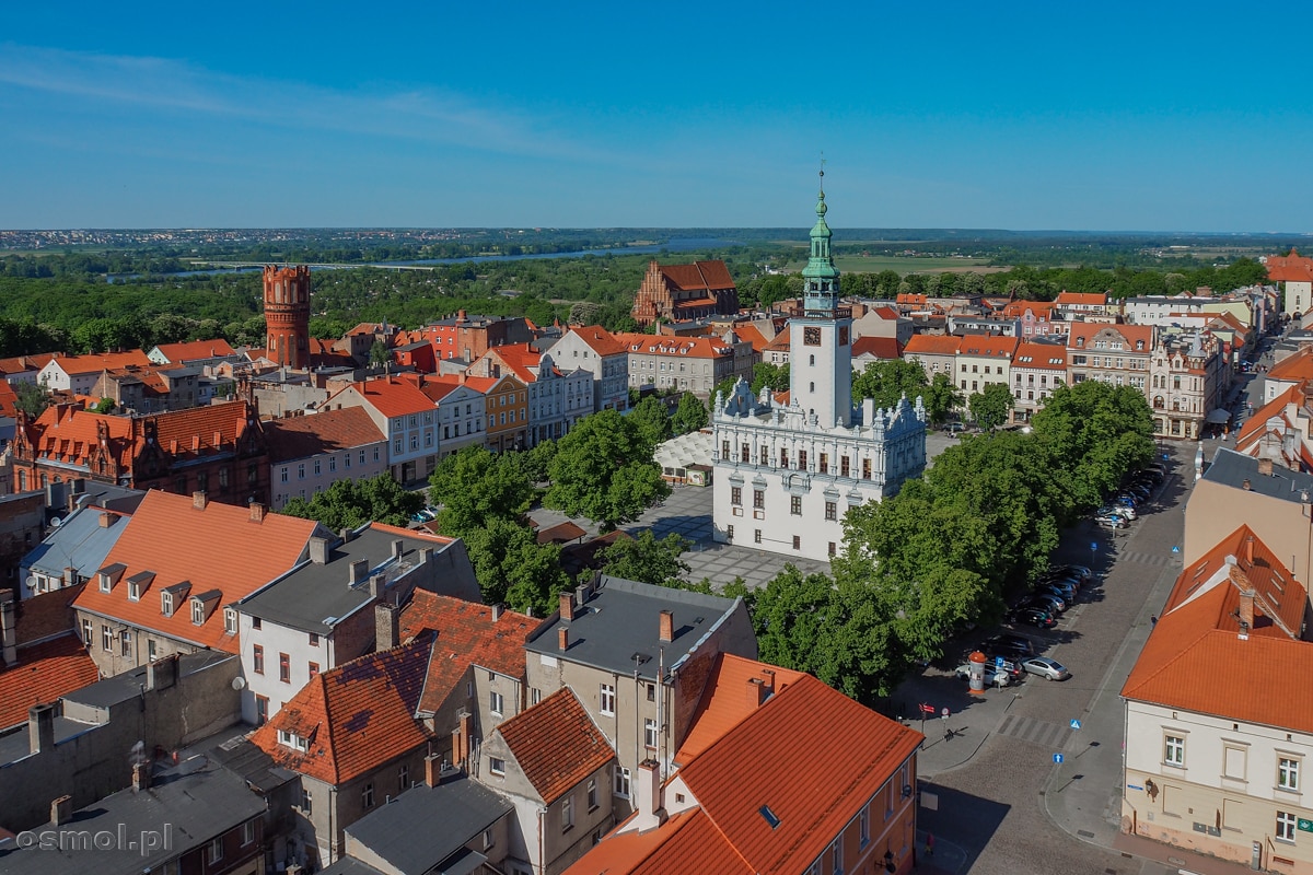 Widok na Rynek w Chełmnie. W centralnym punkcie znajduje się rzecz jasna ratusz.