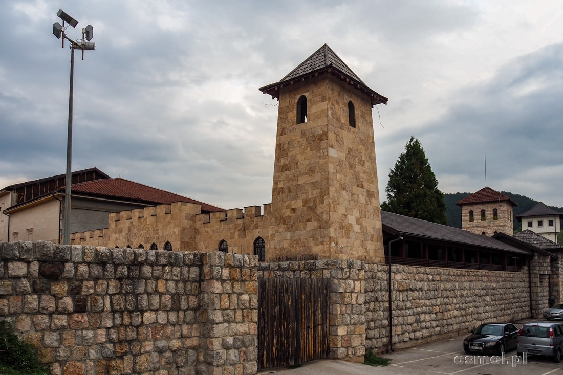 Zewnętrzne mury Andrićgradu w Visegradzie