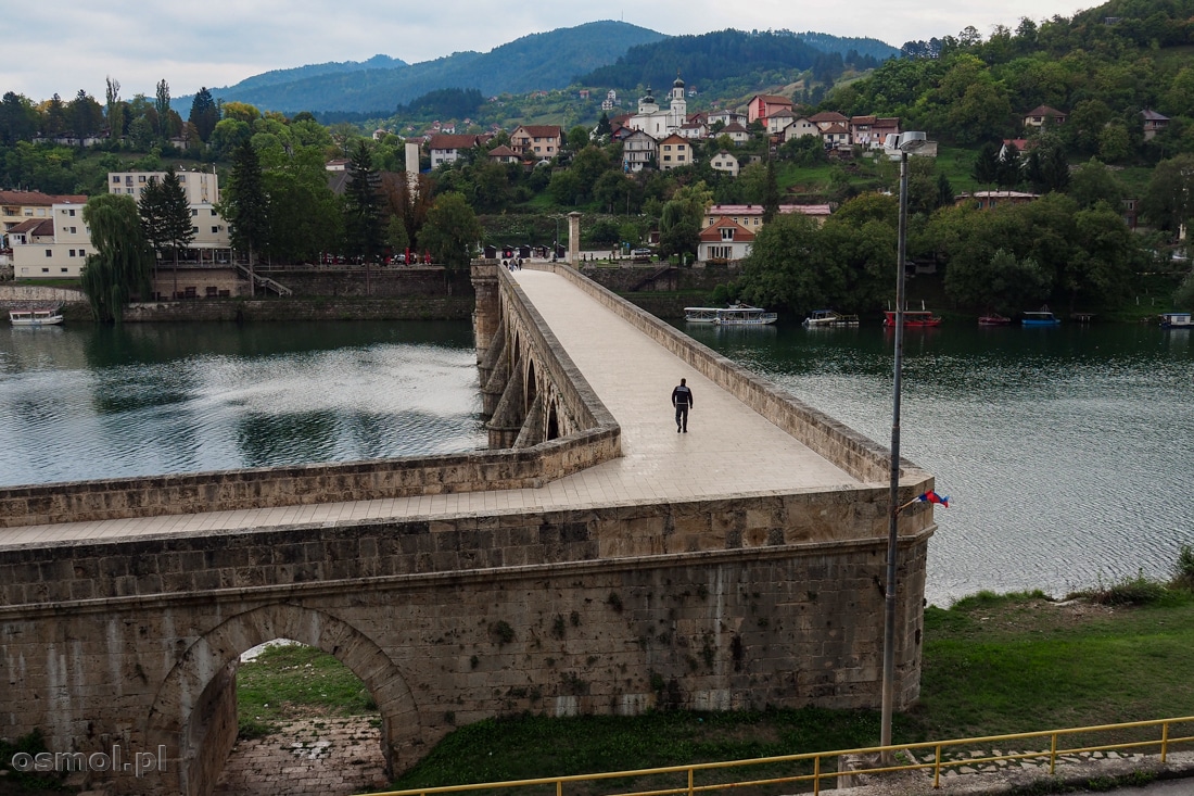 Most w Visegradzie jest nietypowy, bo wjazd na niego jest pod kątem 90 stopni