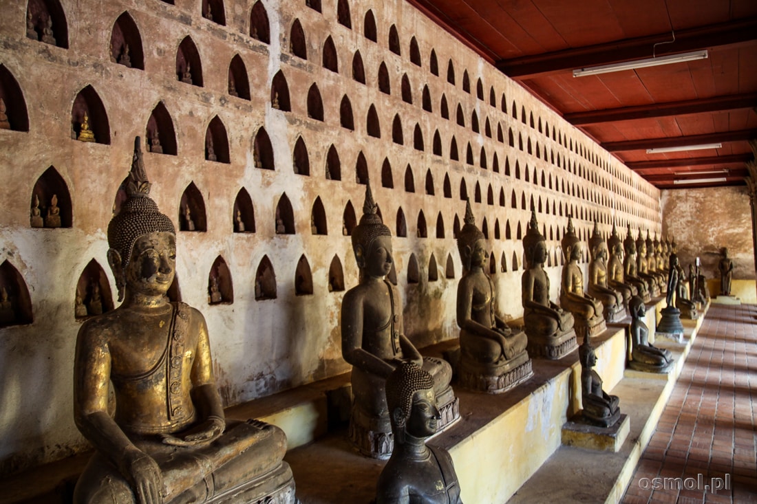 Duże posągi Buddy i małe posążki Buddy. Cała Wat Si Saket jest wręcz otoczona Buddą