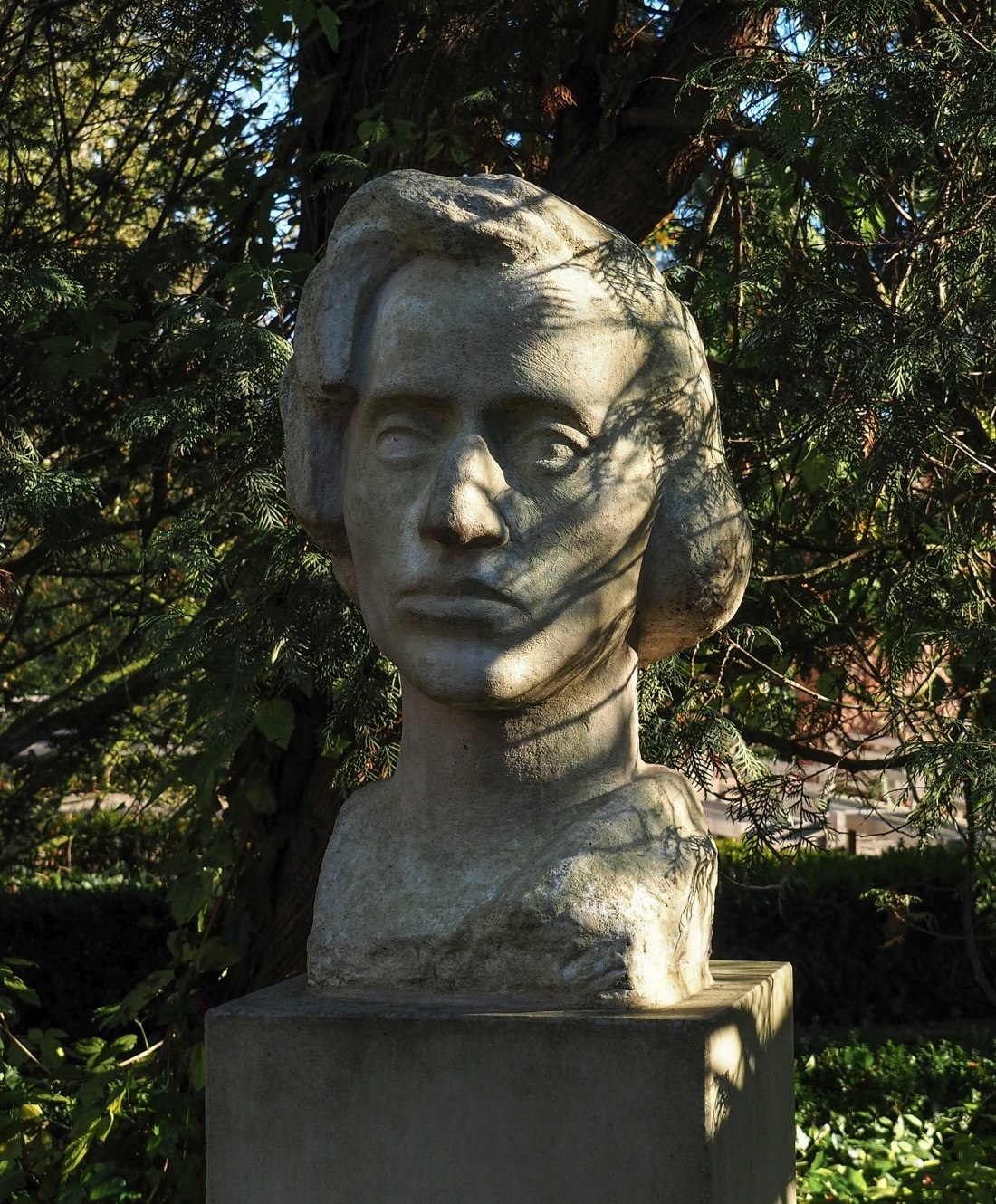Popiersie Chopina przed dworkiem w którym się urodził