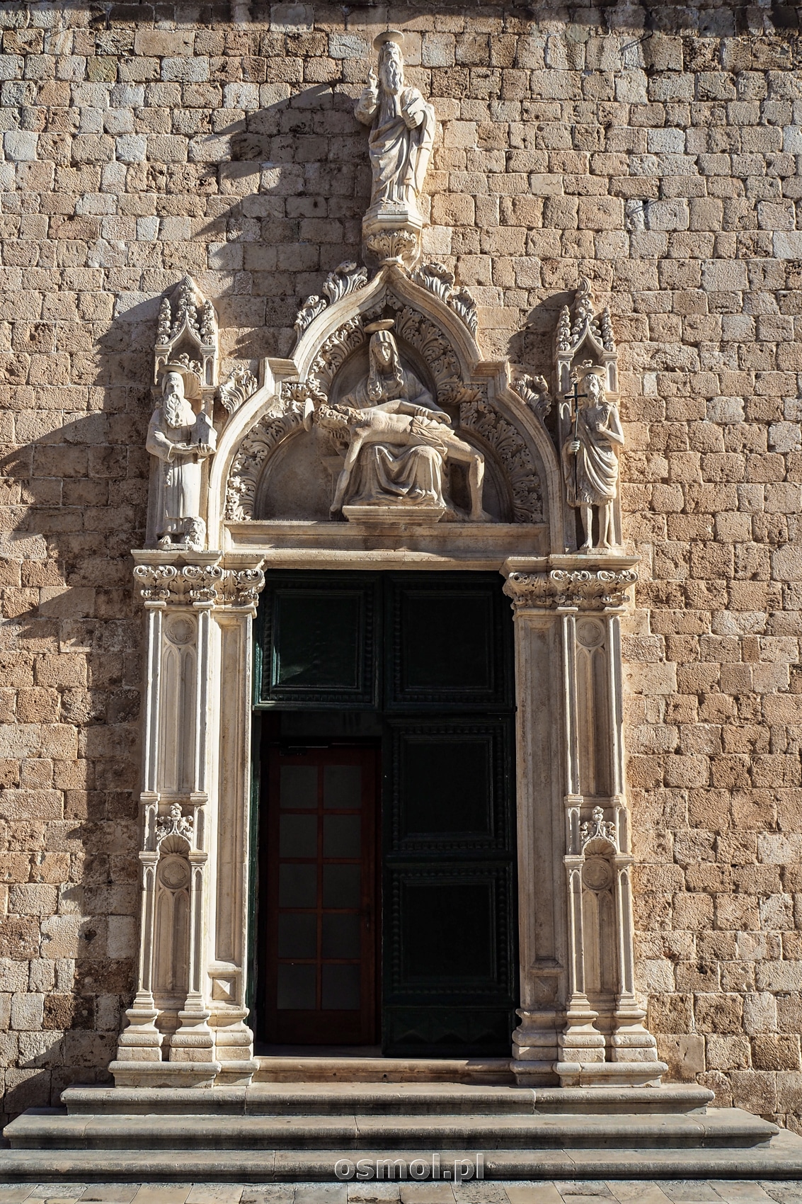Wejście do kościoła Franciszkanów. Piękny portal jako jeden z nielicznych przetrwał trzęsienie ziemi, które zniszczyło Dubrownik