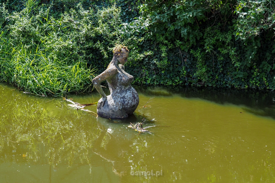 Rzeźba kobiety w ciąży stojąca w rzece w Trzeboniu
