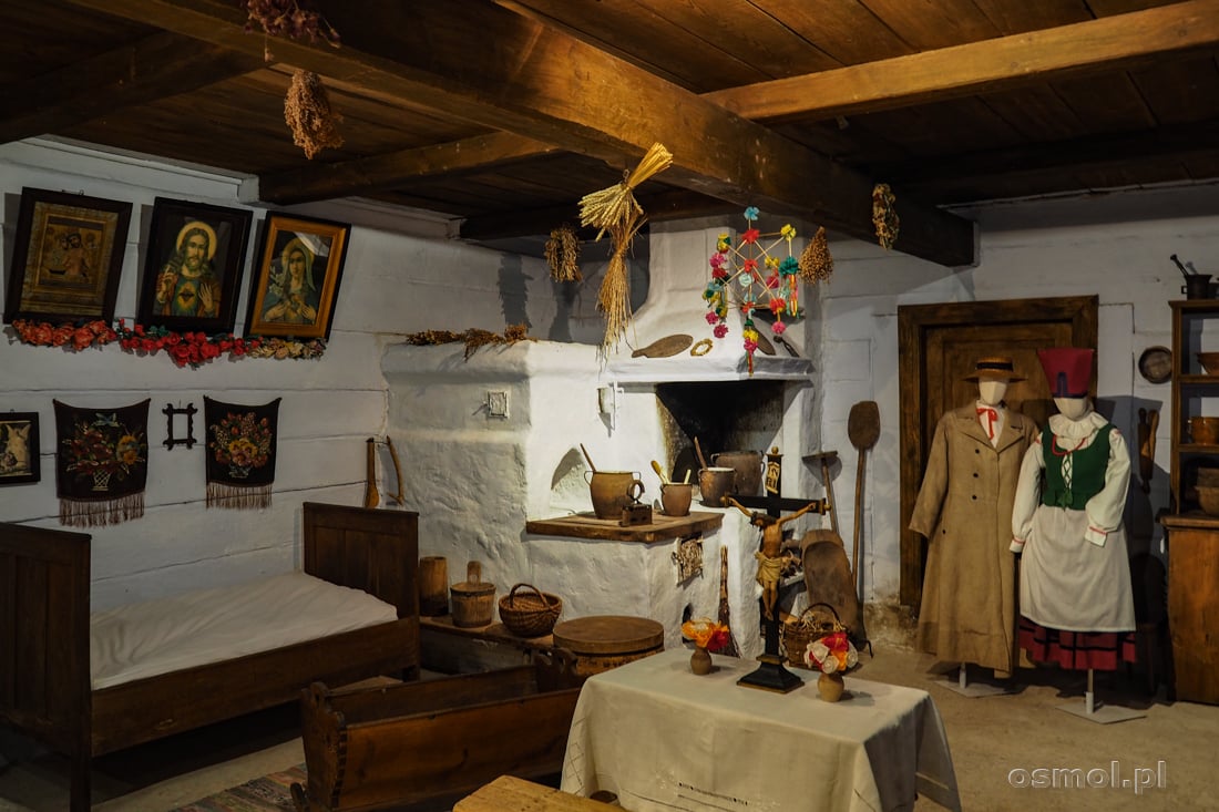 Wystawa pokazująca wnętrze dawnej chaty, to jedna z wystaw, które obejrzeć możemy w Muzeum Okręgowym w Sandomierzu, ktore znajduje się we wnętrzu dawnego zamku